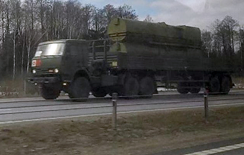 РФ подвозит в Беларусь новые партии ракет "Искандер" и другую технику. ВИДЕО