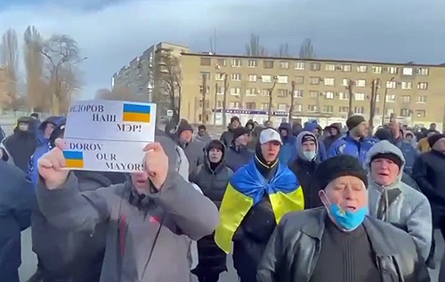Мешканці Мелітополя вийшли на мітинг, вимагаючи відпустити викраденого окупантами мера