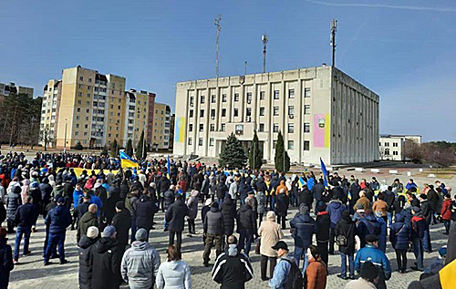 Российские танки вошли в Славутич, жители вышли на протест. ФОТО. ВИДЕО