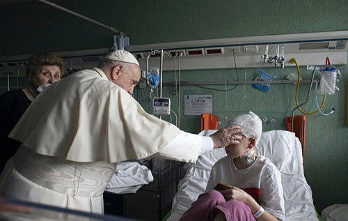 Папа Римський відвідав у лікарні поранених українських дітей