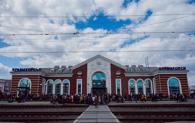 Залізничний вокзал Краматорська піддався ракетним ударам: є постраждалі