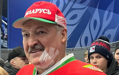 Лукашенко ударили клюшкой по лицу во время хоккейного поединка. ВИДЕО