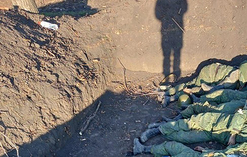 Русские своих бросают: на Харьковщине обнаружили захоронение военных РФ. Фото 18+