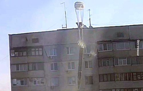 Спускають на парашутах: окупанти застосували в Харкові новий вид снарядів