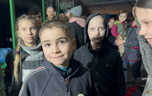 Майже два місяці не бачили сонця: військові показали дітей, які ховаються у підвалах "Азовсталі". ВІДЕО