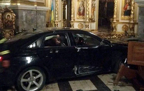 У Тернополі жінка в'їхала на авто у катедральний храм УГКЦ