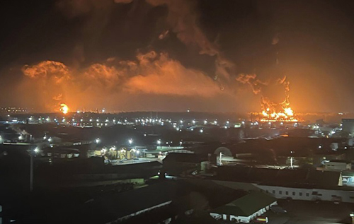 "Это возмездие": в российском Брянске прогремели взрывы, пожары охватили воинскую часть и нефтебазу. ВИДЕО