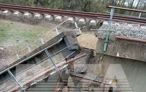 В Курской области обрушился железнодорожный мост, по которому перебрасывали войска в Украину