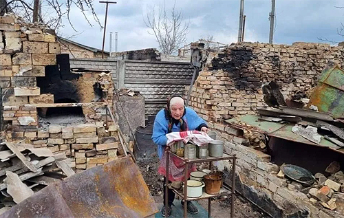 На Київщині пенсіонерка пекла паски на руїнах свого будинку, зруйнованого окупантами