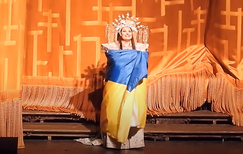 Українська співачка Монастирська замінила Нетребко в "Метрополітен-опері" і вийшла на сцену з прапором України