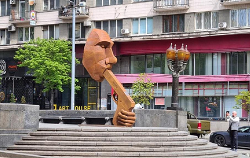 У центрі Києва встановили скульптурну інсталяцію "Zaстрелись" з посланням Путіну