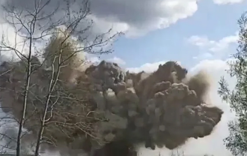 У ДСНС показали, як знищують знайдені на Київщині боєприпаси та міни окупантів. ВІДЕО