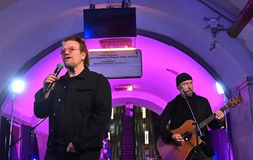У метро Києва виступила легенда року Боно з гурту U2. ВІДЕО