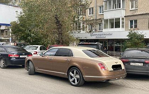 Российский миллиардер приехал на открытие столовой для бедных на золотом Bentley