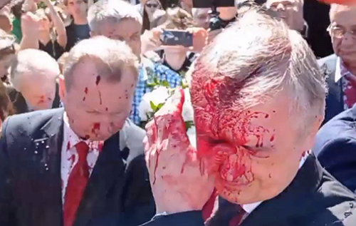 Посла Росії у Польщі облили кров'ю у Варшаві. МЗС РФ вимагає організувати повторне покладання квітів