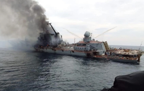 "Две пробоины! Спасайте экипаж!": в сети появилась последняя запись с подбитого крейсера "Москва"