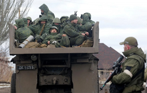 На окупованій Харківщині російські вояки ходять у жіночих лосинах та капцях