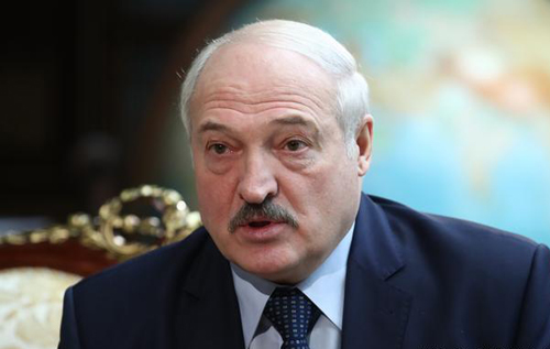 Лукашенко розігрує комедію та тягне час, щоб не вступати у війну з Україною, – експерт