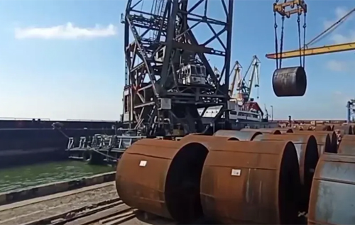 Окупанти в Маріуполі завантажують на судно українську сталь та повезуть її до Ростова. ВІДЕО
