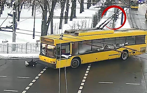 У Києві тролейбус збив жінку на переході. ВІДЕО