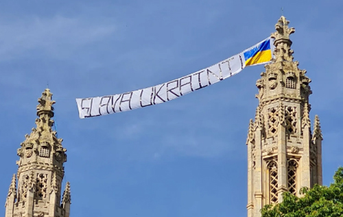 У Кембриджі над каплицею Королівського коледжу вивісили напис "Слава Україні!"