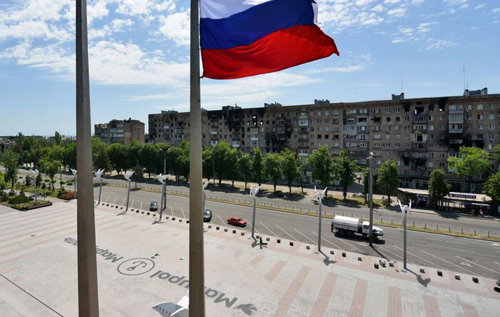 "Ганчірка для підлоги": підліток у Маріуполі зірвав прапор РФ і знайшов йому краще застосування. ВІДЕО