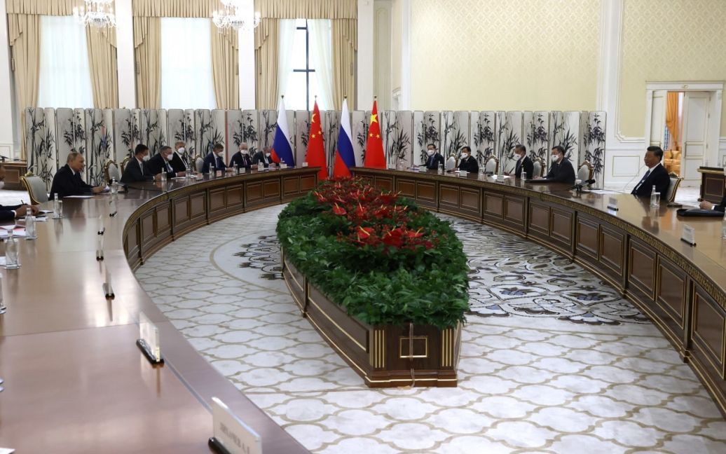 Путін провів переговори із лідером Китаю за столом, всередині якого стояла "труна"