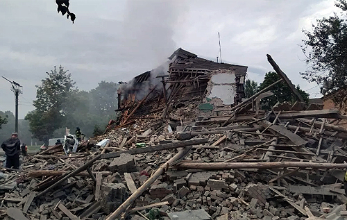 Окупанти обстріляли Чугуїв, зруйновано школу та житлові будинки: 3 людей загинуло, 3 поранено