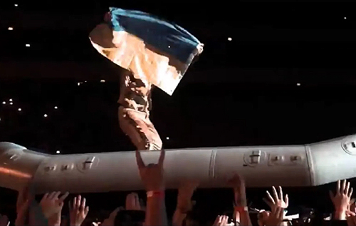 Rammstein на концерті у Польщі підняли прапор України. ВІДЕО