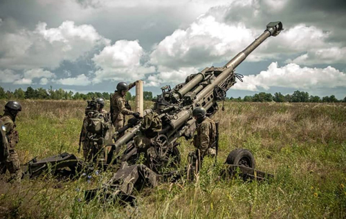 До 80 снарядів за добу: українські військові показали, як 155-мм гаубиця M777 нищить рашистів. ВІДЕО