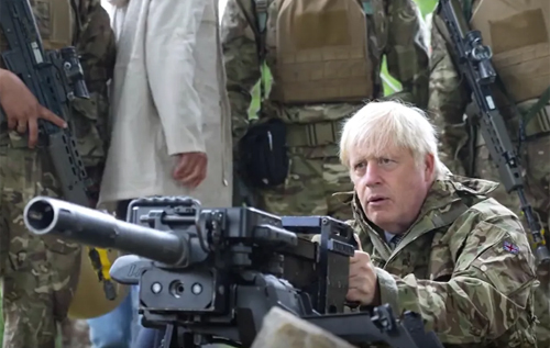 "Британія зробить все можливе!" Борис Джонсон потренувався разом із українськими військовими. ВІДЕО