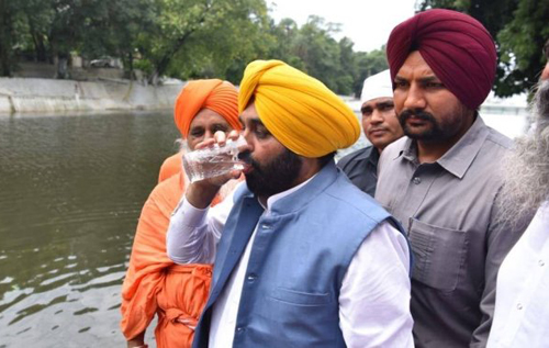 Індійський міністр випив склянку води зі "священної" річки та потрапив у лікарню. ВІДЕО