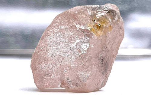 В Анголі знайшли найбільший у світі рожевий діамант