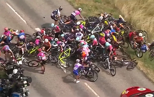 Перший в історії жіночий "Тур де Франс" ознаменувався божевільним завалом. ВІДЕО