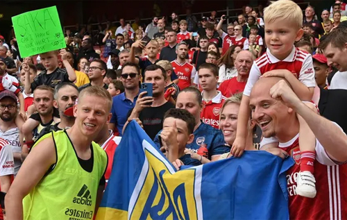 В Англії вболівальники на руках спустили з трибуни хлопчика з українським прапором, щоб Зінченко подарував йому футболку. ВІДЕО