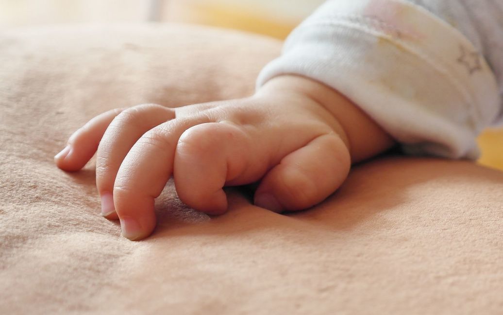 "Чоловік вигнав через плач": в Одесі мама з немовлям змушена спати на дитячому майданчику. ВІДЕО