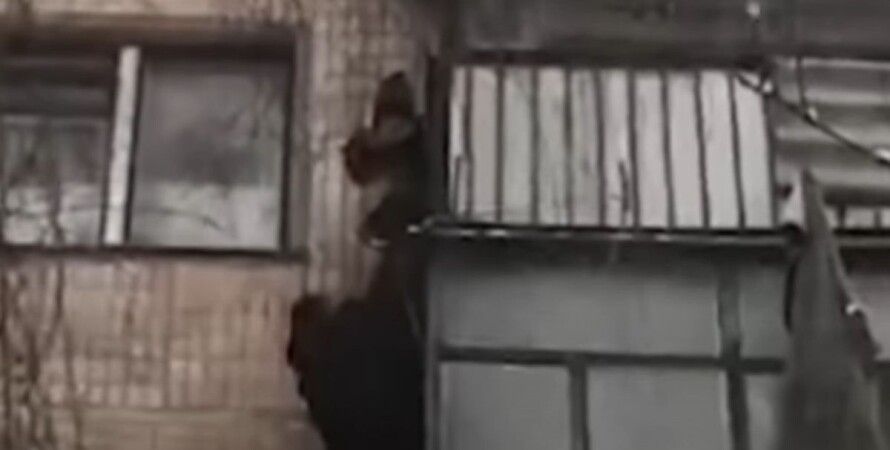У Тернополі дитина повисла на балконі четвертого поверху, поки мама була в душі. ВІДЕО