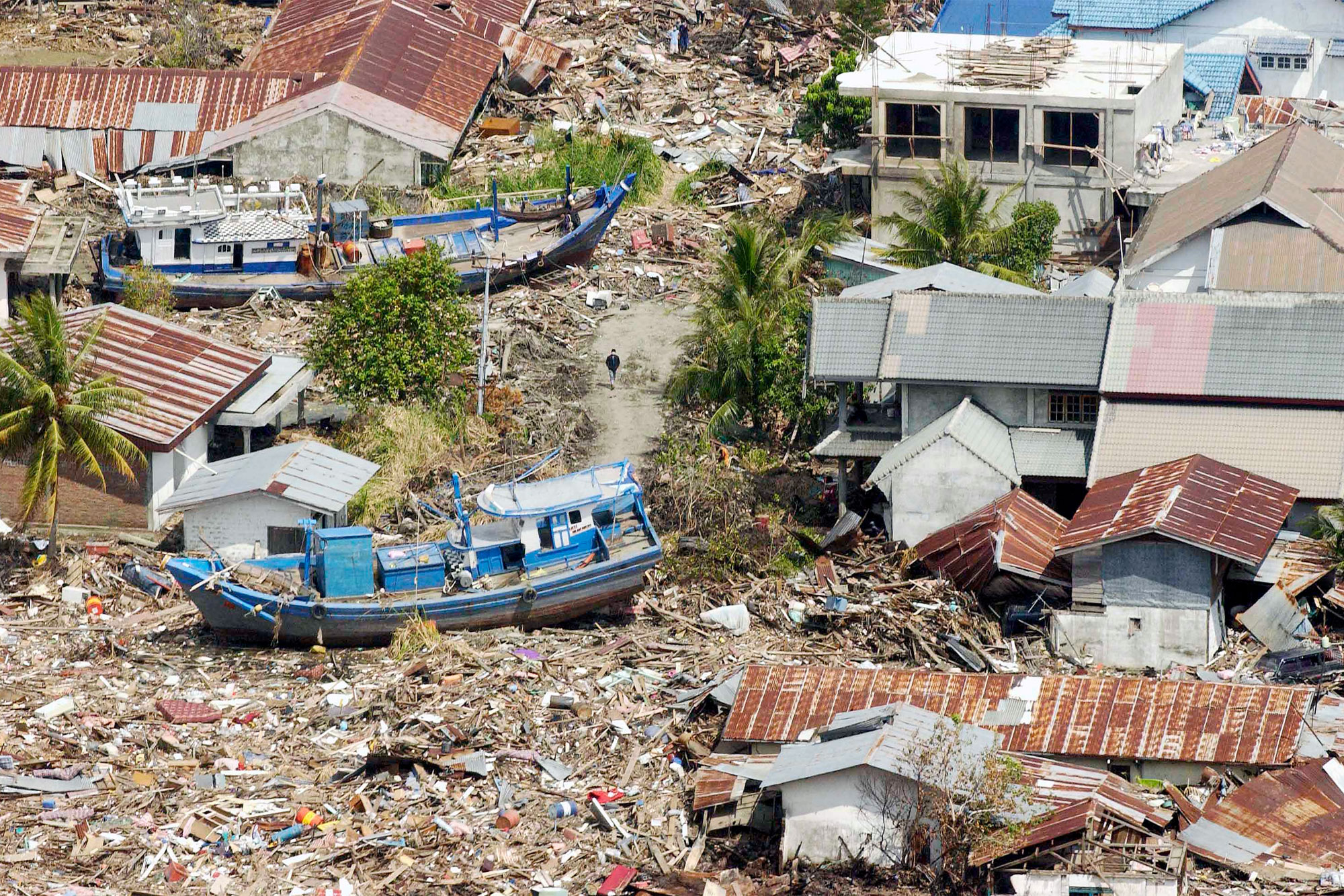 5 natural disasters. Суматра ЦУНАМИ 2004. ЦУНАМИ В индийском океане 2004. Суматра Индонезия ЦУНАМИ.