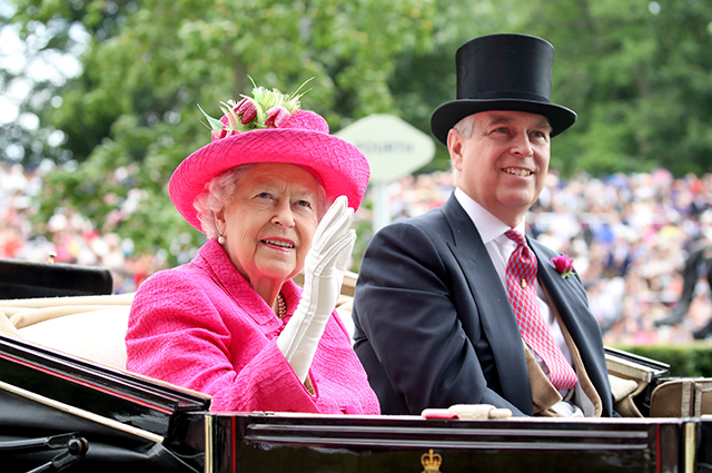 Королева Єлизавета II "витрачає мільйони доларів" на юридичний захист свого сина принца Ендрю, якого звинувачують у зґвалтуванні