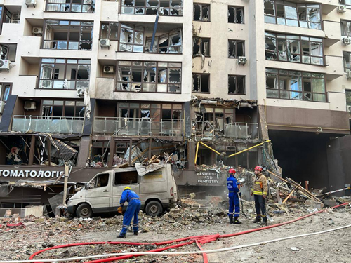 Ракетні удари по Києву: двох мешканців госпіталізували, під завалами лишаються люди