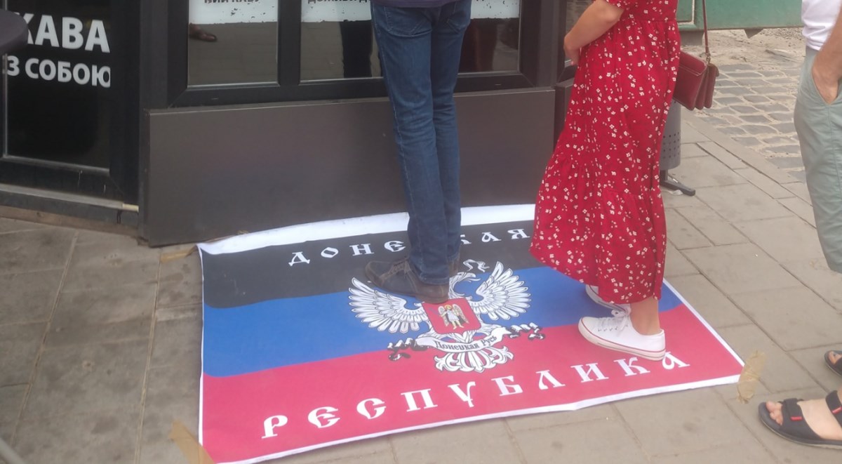 У Львові власники кав'ярні "Кава мілітарі" використовують замість килимка прапор так званої "Донецької народної республіки".