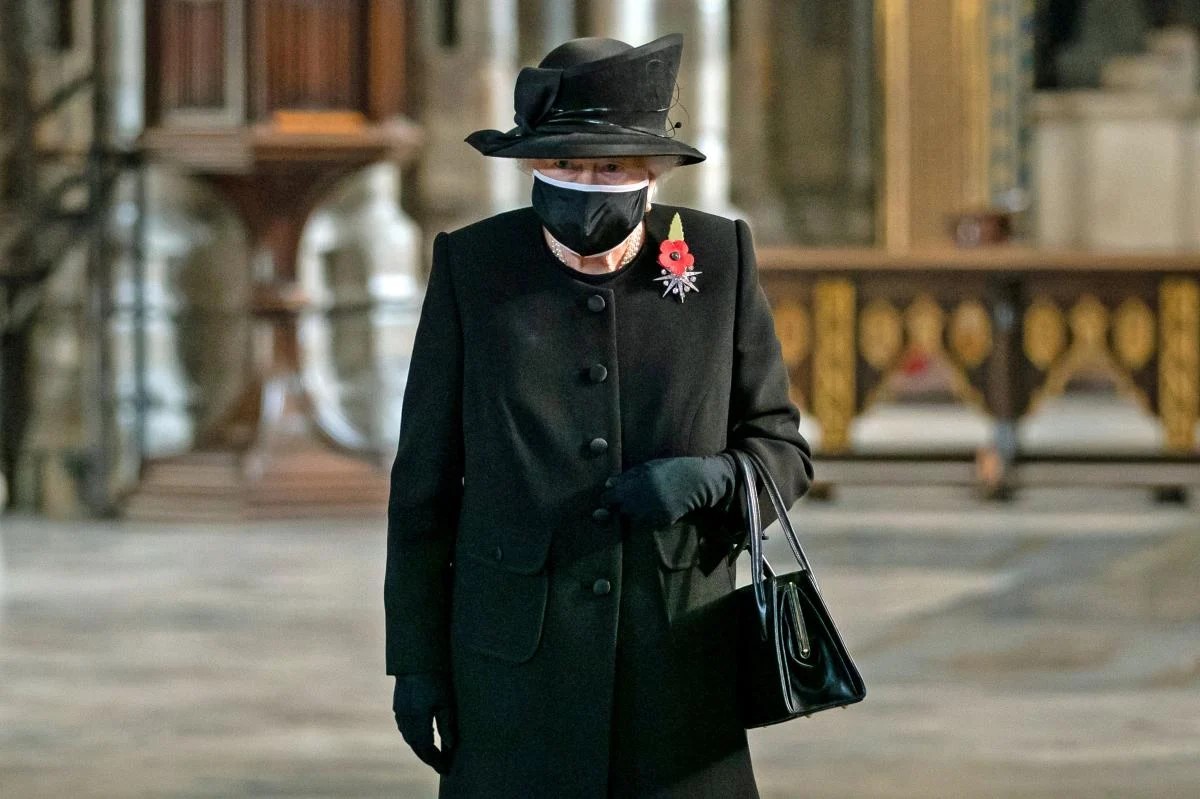 Стало відомо, що носила в сумці королева Єлизавета в день похорону її чоловіка принца Філіпа