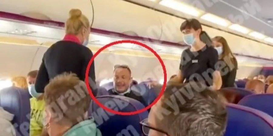 Пасажир рейсу Ларнака – Київ влаштував скандал через маску. Його затримала поліція. ВІДЕО