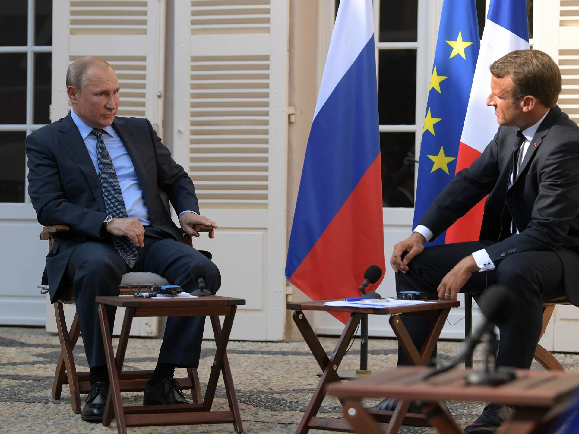 Путін змусив Макрона 5 годин слухати монолог про те, як Захід кривдить Росію, — Reuters