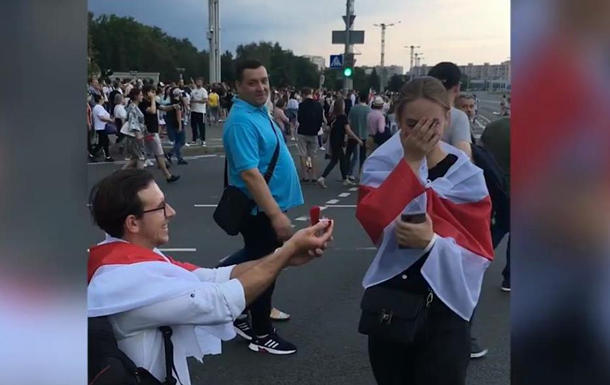 В Беларуси во время Марша мира парень сделал предложение девушке. ВИДЕО