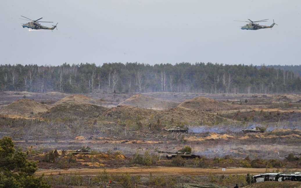 Шість вертольотів злетіли в Білорусі: повітряну тривогу оголошено майже в усіх областях України