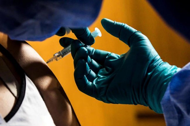 В Україні почне діяти оновлений перелік професій з обов'язковою COVID-вакцинацією: кого це торкнеться