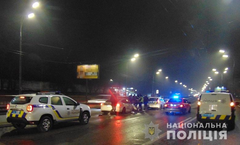 У Києві п’яний автомийник вирішив "покататися" на "Теслі" клієнта і потрапив в аварію. ФОТО