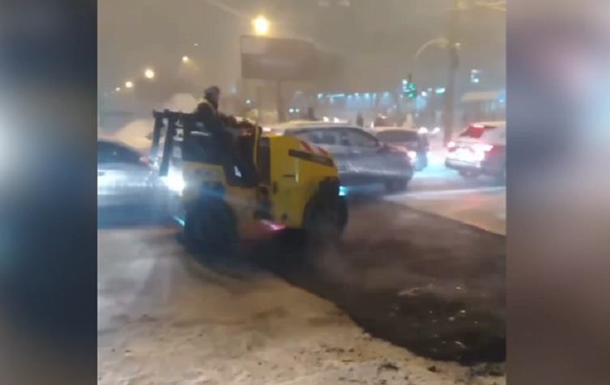 У Києві під час снігопаду укладали асфальт. ВІДЕО