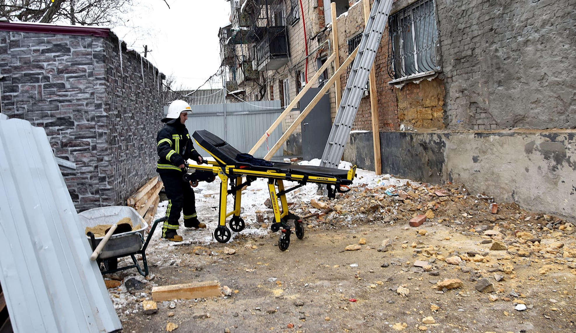 В Одесі аварійна стіна будинку, де торік стався вибух газу, впала на трьох людей